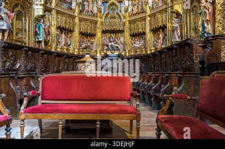 Interno di una cattedrale riccamente decorata a Orense. Cattedrale di Orense, Spagna, legno Foto Stock