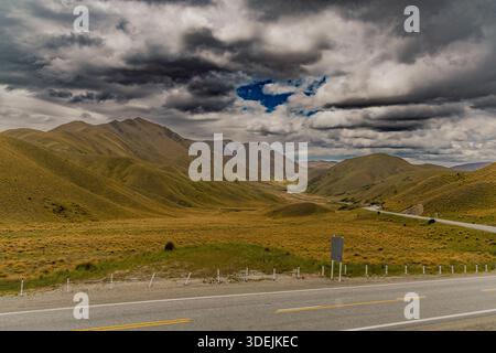 Nuvole tempestose sopra il paesaggio della valle di Rolling Mountain Foto Stock
