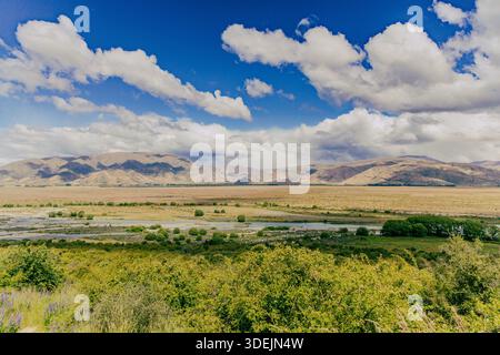 Vastissima valle montana sotto il suggestivo cielo nuvoloso Foto Stock