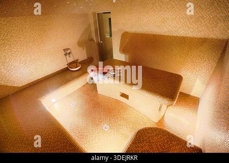 Interno di sauna turca, bagno turco presso il centro termale. Foto Stock