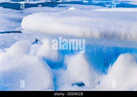 Sciogliere i ghiaccioli su un pavimento di ghiaccio Foto Stock