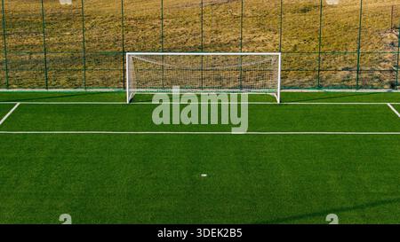 Gol su erba sintetica con recinzione e campo di allenamento Foto Stock