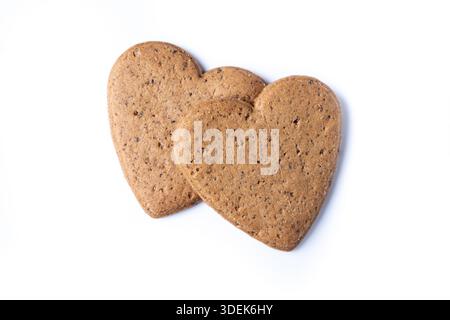 Biscotti al pan di zenzero a forma di cuore isolati su sfondo bianco Foto Stock