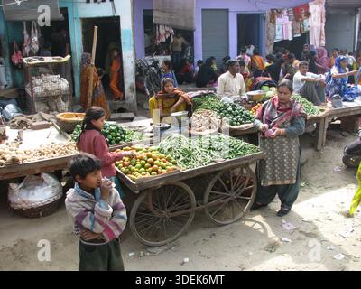 Mercato di verdure di strada indiana affollato con venditori di prodotti freschi Foto Stock