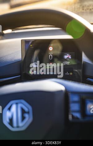 Esposizione del veicolo accanto al volante con logo del marchio che mostra le informazioni sulla velocità e la ricarica, auto elettrica MG4, Deer e-Carsharing, Calw, Germania Foto Stock