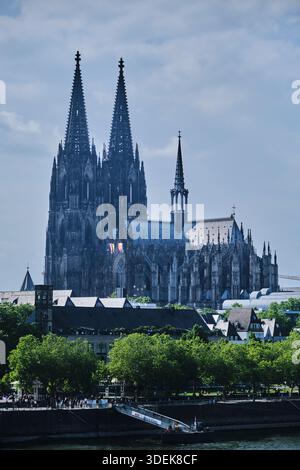 Vista maestosa della cattedrale di Colonia, patrimonio dell'umanità dell'UNESCO e capolavoro gotico iconico, che torreggia sopra il vivace paesaggio urbano. Foto Stock