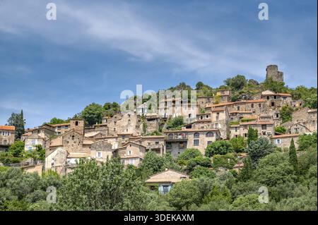 La disposizione graduale delle case in pietra di Vieusan, sormontate da una torre medievale in rovina, illustra l'armoniosa incorporazione di insediamenti storici Foto Stock