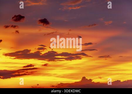 Tramonto nel cielo. Un bellissimo cielo al tramonto. Paesaggi naturali Foto Stock