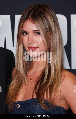 Los Angeles, Stati Uniti. 8 gennaio 2026. LOS ANGELES, CALIFORNIA, USA - 07 GENNAIO: Dominique Elwes arriva alla premiere di Los Angeles di "Dead Man's Wire" della Row K Entertainment tenutasi all'AMC The Grove 14 il 7 gennaio 2026 a Los Angeles, California, Stati Uniti. (Foto di Xavier Collin/Image Press Agency) credito: Image Press Agency/Alamy Live News Foto Stock