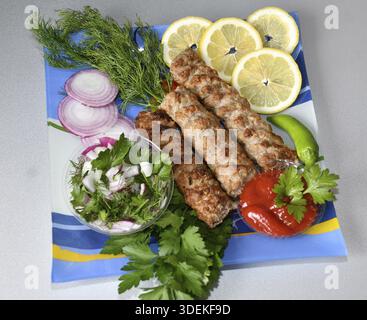 Lula kebab in cucina mediterranea con erbe fresche Foto Stock