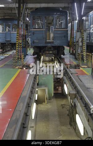 Mosca, Russia - 27 settembre 2019: All'interno del deposito elettrico di Kaluzhskoye per la manutenzione e la riparazione di treni passeggeri e automobili della città si è riunito Foto Stock
