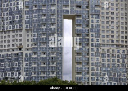 Mosca, Russia - 7 luglio 2019: Moderni edifici residenziali a più piani entro i confini della città Foto Stock