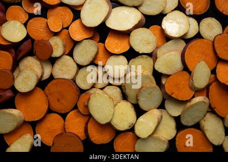 Sottofondo di verdure o radici a fette Foto Stock