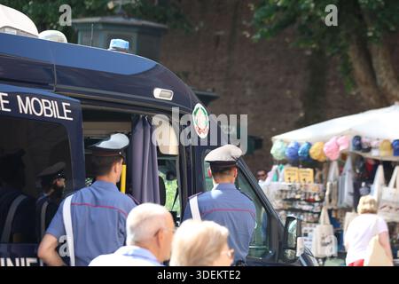 Ufficiali carabinieri italiani e pattugliatori Guardia permanente vicino all'ingresso di porta Angelica alla città del Vaticano Foto Stock