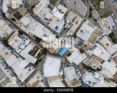 Vista aerea degli edifici imbiancati raggruppati ermeticamente, creando un labirinto sotto il sole greco, Paros, Paros, Grecia. Foto Stock