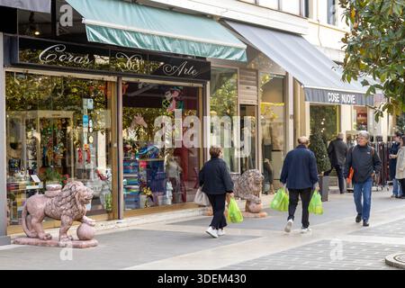 Abano Terme, Italia - 29 ottobre 2025: Persone che camminano lungo una strada commerciale costeggiata da boutique e negozi di articoli da regalo nel centro della città Foto Stock