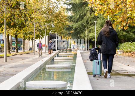 Abano Terme, Italia - 29 ottobre 2025: Una passeggiata turistica lungo il lungomare alberato accanto alla Fontana lunga nel centro della città Foto Stock