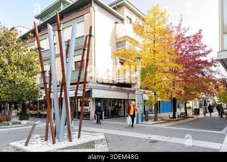 Abano Terme, Italia - 29 ottobre 2025: Veduta dei "radici", scultura di Carla rigato esposta lungo la strada pedonale nel centro della città Foto Stock