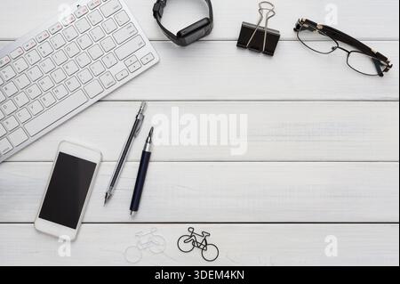 Area di lavoro moderna, vista sul tavolo, piano di lavoro Foto Stock