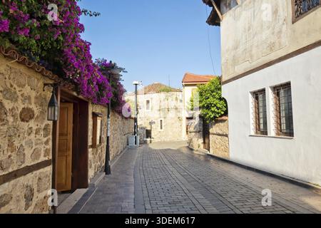 Stradine strette della città vecchia con case costruite durante il periodo ottomano Foto Stock