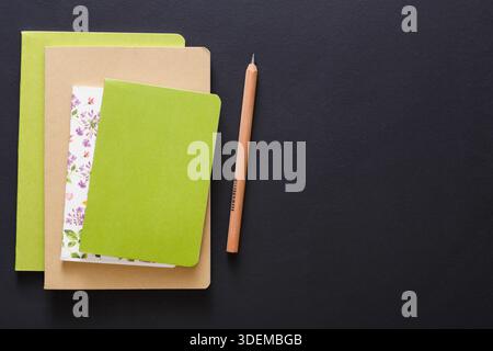 Mockup con un set di diversi notebook colorati Foto Stock