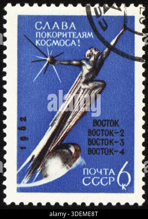 URSS - CIRCA 1962: Un francobollo stampato in URSS mostra il monumento ai conquistatori dello spazio, dedicato alla serie di astronavi sovietiche Vostok, intorno al 1962 Foto Stock