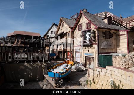 Case in legno e piccola barca all'interno del Popeye Village, il set originale costruito per il film di braccio di ferro del 1980, ora una famosa attrazione turistica di Malt Foto Stock