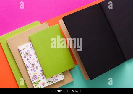 Mockup con un set di diversi notebook colorati Foto Stock