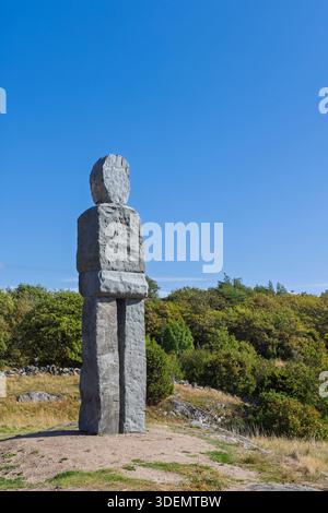 Tjorn, Svezia - 3 settembre 2025: Scultura in pietra impilata sul parco Skulture i Pilane sull'isola di Tjorn, Svezia, si erge contro un cielo blu brillante. Robusto Foto Stock