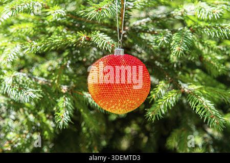Lo squisito giocattolo a bolle natalizie realizzato a mano con perline, noto anche come globo di Natale o bulbo di Natale, fa parte dell'arredamento natalizio Foto Stock
