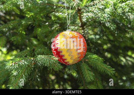 Lo squisito giocattolo a bolle natalizie realizzato a mano con perline, noto anche come globo di Natale o bulbo di Natale, fa parte dell'arredamento natalizio Foto Stock