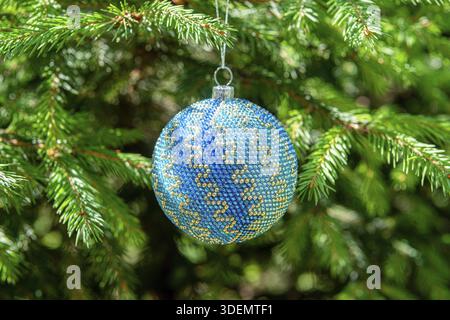 Lo squisito giocattolo a bolle natalizie realizzato a mano con perline, noto anche come globo di Natale o bulbo di Natale, fa parte dell'arredamento natalizio Foto Stock