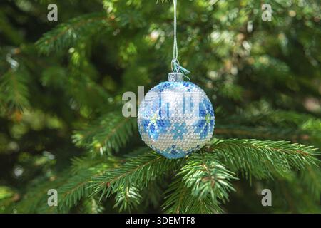 Lo squisito giocattolo a bolle natalizie realizzato a mano con perline, noto anche come globo di Natale o bulbo di Natale, fa parte dell'arredamento natalizio Foto Stock