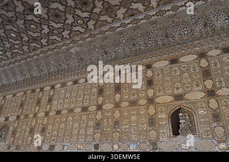 Intricati mosaici a specchio a soffitto e parete a Sheesh Mahal (Palazzo degli specchi), Jaipur, India, febbraio 2011 Foto Stock