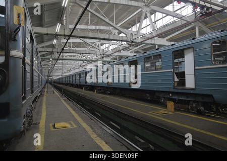 Mosca, Russia - 27 settembre 2019: All'interno del deposito elettrico di Kaluzhskoye per la manutenzione e la riparazione di treni passeggeri e automobili della città si è riunito Foto Stock
