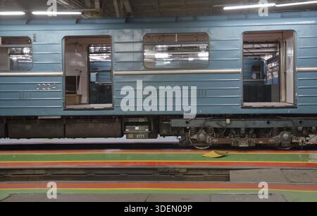 Mosca, Russia - 27 settembre 2019: All'interno del deposito elettrico di Kaluzhskoye per la manutenzione e la riparazione di treni passeggeri e automobili della città si è riunito Foto Stock