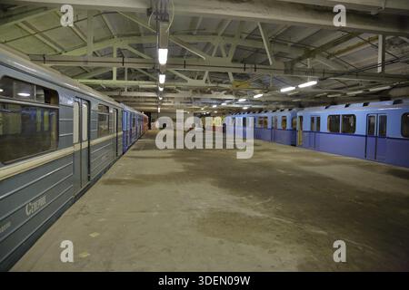 Mosca, Russia - 27 settembre 2019: All'interno del deposito elettrico di Kaluzhskoye per la manutenzione e la riparazione di treni passeggeri e automobili della città si è riunito Foto Stock