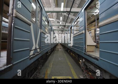 Mosca, Russia - 27 settembre 2019: All'interno del deposito elettrico di Kaluzhskoye per la manutenzione e la riparazione di treni passeggeri e automobili della città si è riunito Foto Stock