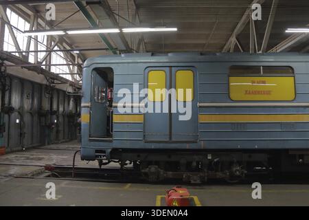 Mosca, Russia - 27 settembre 2019: All'interno del deposito elettrico di Kaluzhskoye per la manutenzione e la riparazione di treni passeggeri e automobili della città si è riunito Foto Stock