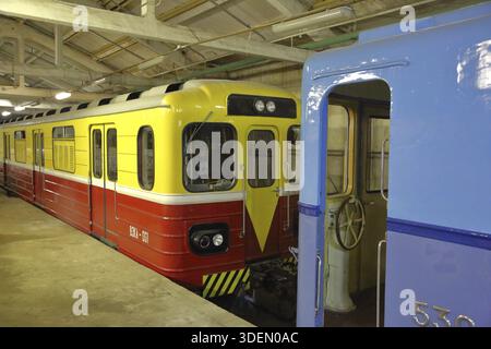 Mosca, Russia - 27 settembre 2019: All'interno del deposito elettrico di Kaluzhskoye per la manutenzione e la riparazione di treni passeggeri e automobili della città si è riunito Foto Stock