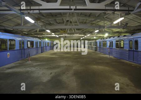 Mosca, Russia - 27 settembre 2019: All'interno del deposito elettrico di Kaluzhskoye per la manutenzione e la riparazione di treni passeggeri e automobili della città si è riunito Foto Stock