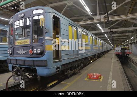 Mosca, Russia - 27 settembre 2019: All'interno del deposito elettrico di Kaluzhskoye per la manutenzione e la riparazione di treni passeggeri e automobili della città si è riunito Foto Stock