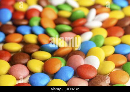 Caramelle colorate sparse sul tavolo in primo piano per lo sfondo Foto Stock