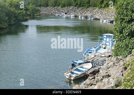 Vista dalla baia marina con barche da pesca ormeggiate in acque calme Foto Stock