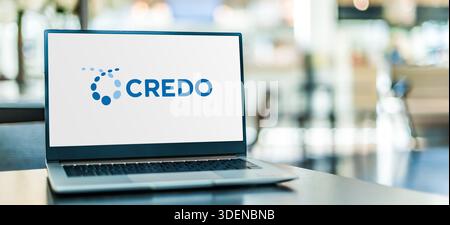 POZNAN, POL - 25 novembre 2025: Laptop computer con logo della società credo Foto Stock