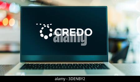 POZNAN, POL - 25 novembre 2025: Laptop computer con logo della società credo Foto Stock