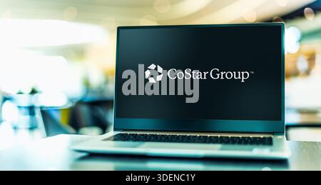 POZNAN, POL - 25 novembre 2025: Laptop computer con logo di Costar Group Foto Stock