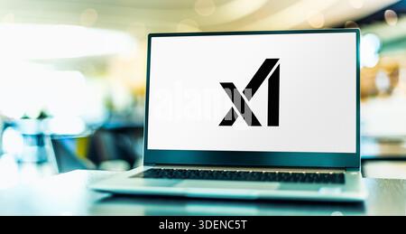 POZNAN, POL - 25 novembre 2025: Laptop computer con logo della X.ai Corp Foto Stock