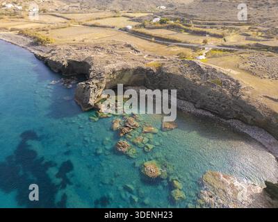 Vista aerea delle scogliere rocciose che incontrano il mare turchese alle grotte di Papafragas, dove l'arte della natura scolpisce uno splendido paesaggio costiero, le grotte di Papafragas, Foto Stock