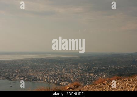 Vista aerea panoramica di Vlorë, Albania, catturata il 17.08.25. La costa, il paesaggio urbano e le zone umide circostanti si snodano al di sotto Foto Stock